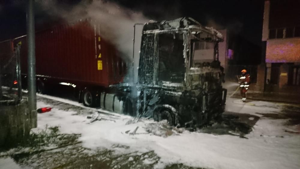 El camión incendiado mientras estaba aparcado en Xirivella.