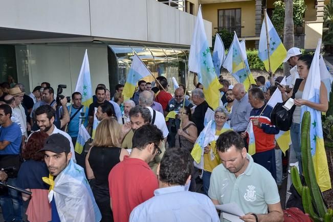 Las Palmas de Gran Canaria 21 Octubre 2016. El presidente del Cabildo, Antonio Morales, leyó un manifiesto en homanaje a.La bandera canaria con siete estrellas verdes que fue izada por primera vez en Gran Canaria en 1961 y causó una gran acogida entre la población, que pronto la asumió como propia como expresión de un sentimiento de identidad y sin ligarla a la reivindicación política con la que había nacido más de medio siglo antes.