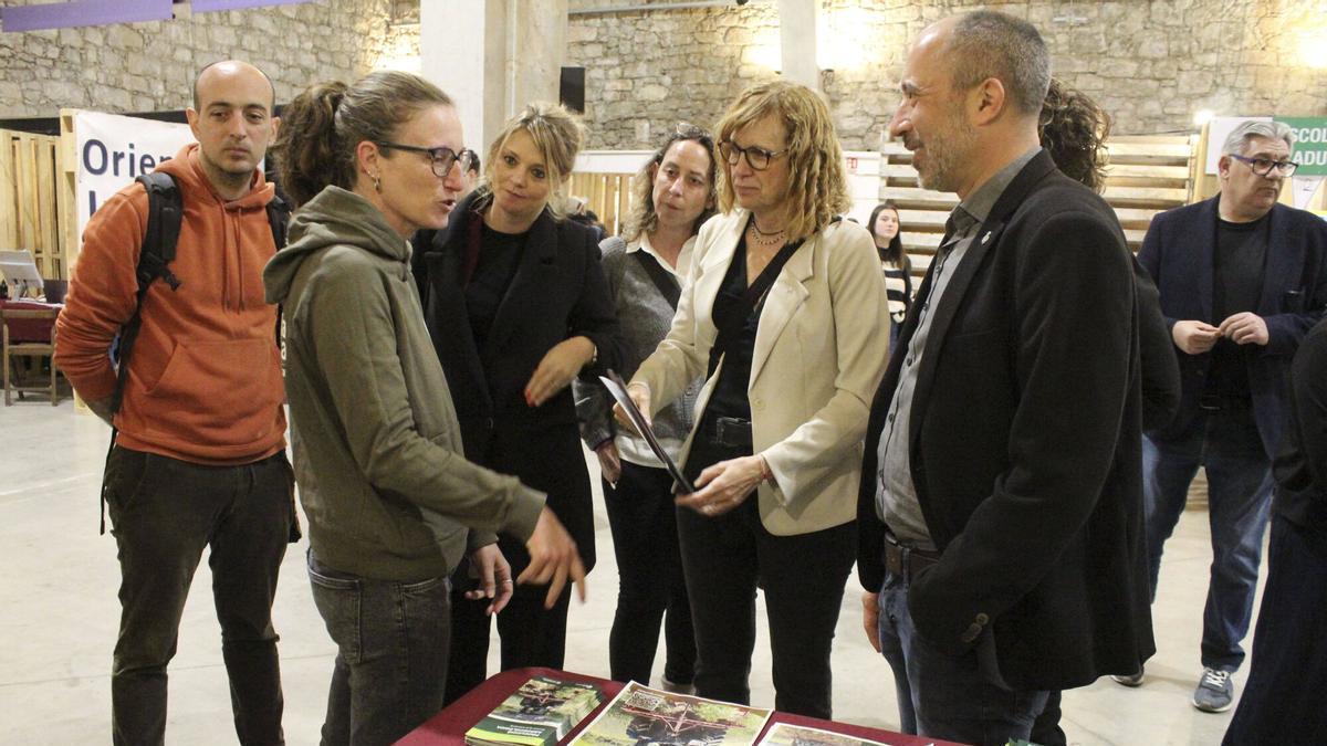 La directora general Gemme Verdés, al mig, a la Fira de l'Estudiant