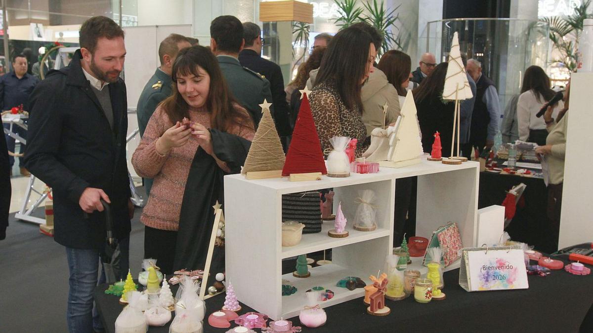 Uno de los visitantes mira con detalle los productos navideños.