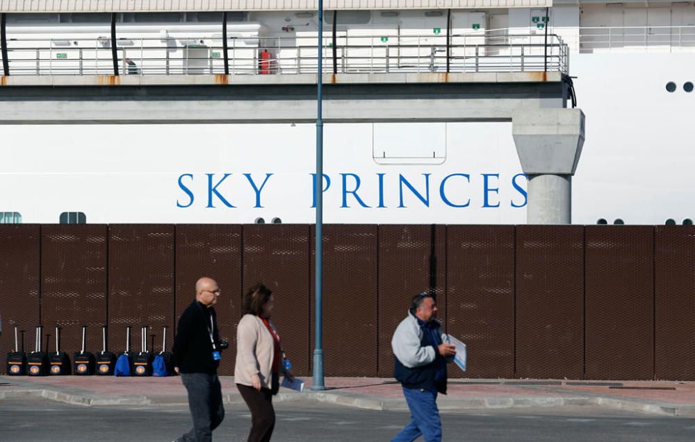 El Sky Princess en el puerto de Málaga