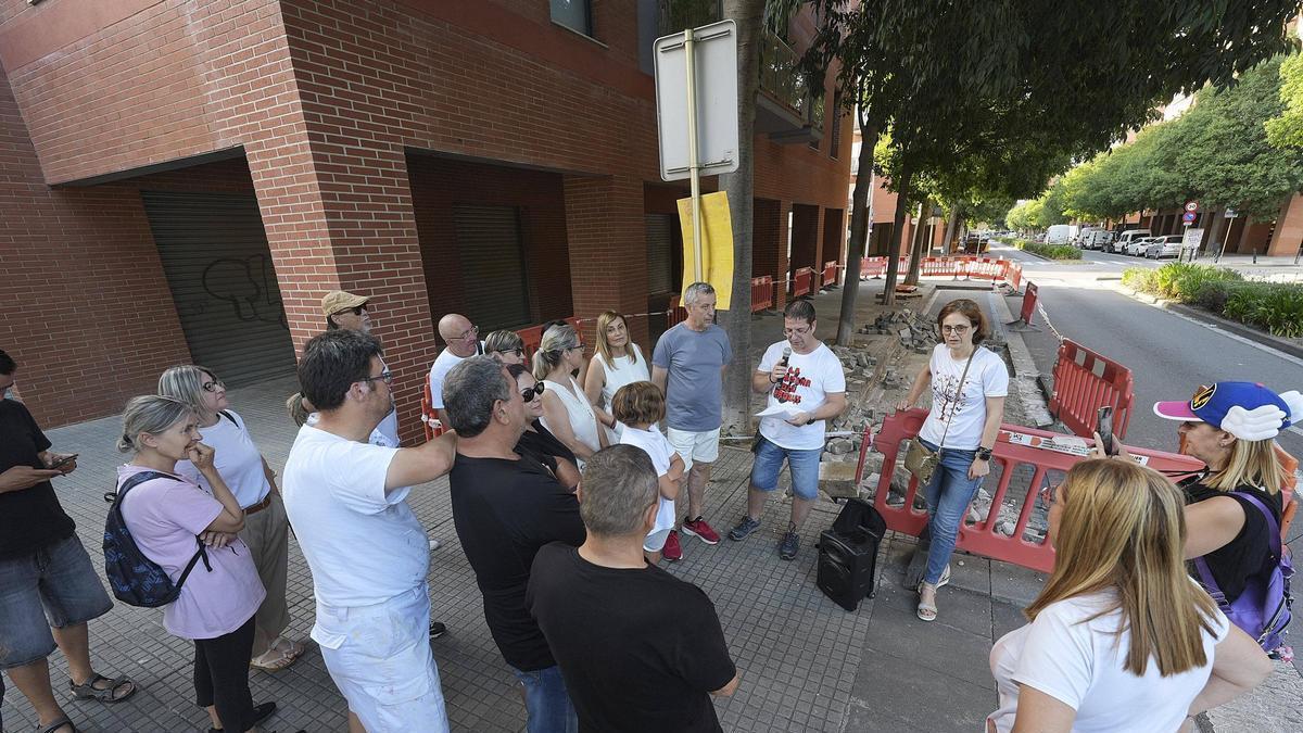Veïns de la Massana, durant la concentració d’aquest dilluns contra el nou carril bici.