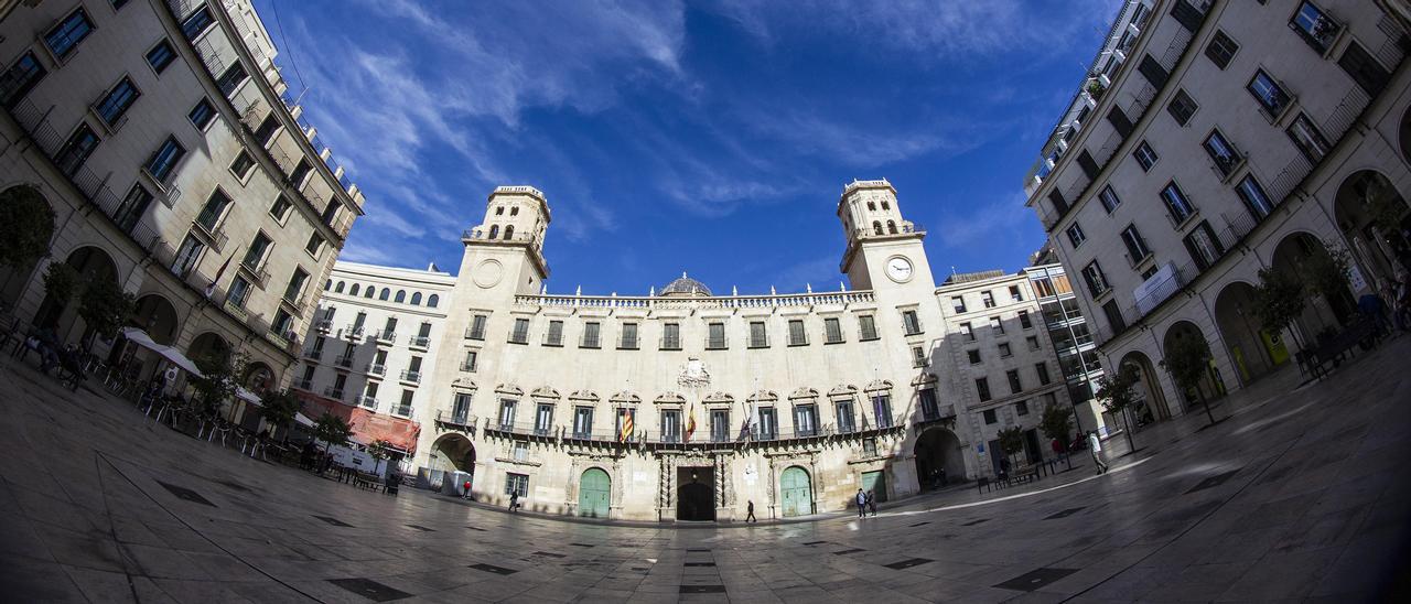 Fachada principal del Ayuntamiento de Alicante, en una imagen reciente