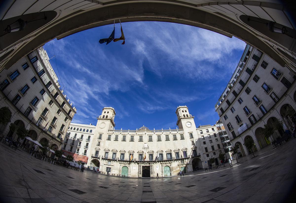 Fachada principal del Ayuntamiento de Alicante, en una imagen reciente