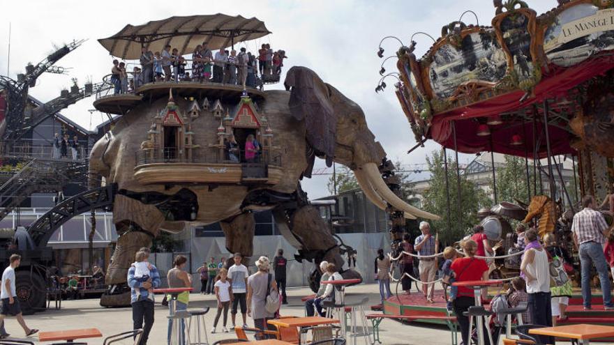 La màquina gegant de l&#039;elefant de 12 metres d´alt passeja els visitants.