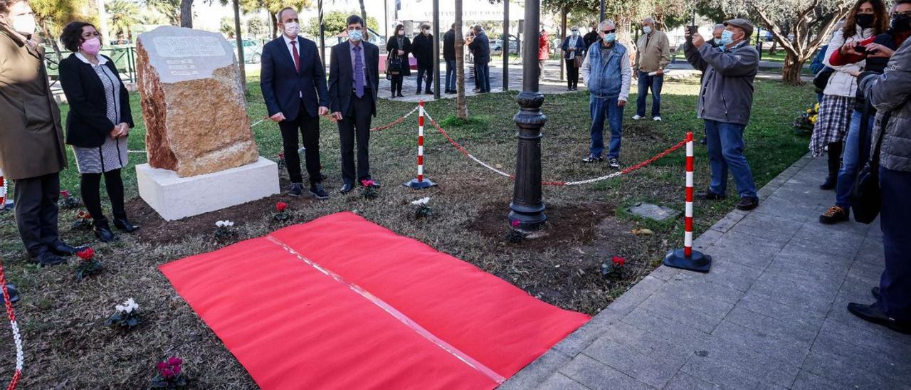 Inauguración del monolito instalado en Favara en recuerdo de los hermanos Roselló. | LEVANTE-EMV