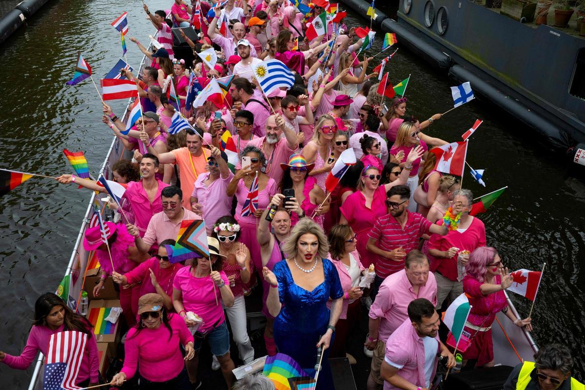 Celebran el desfile anual del orgullo LGTB+ por el Canal en Ámsterdam