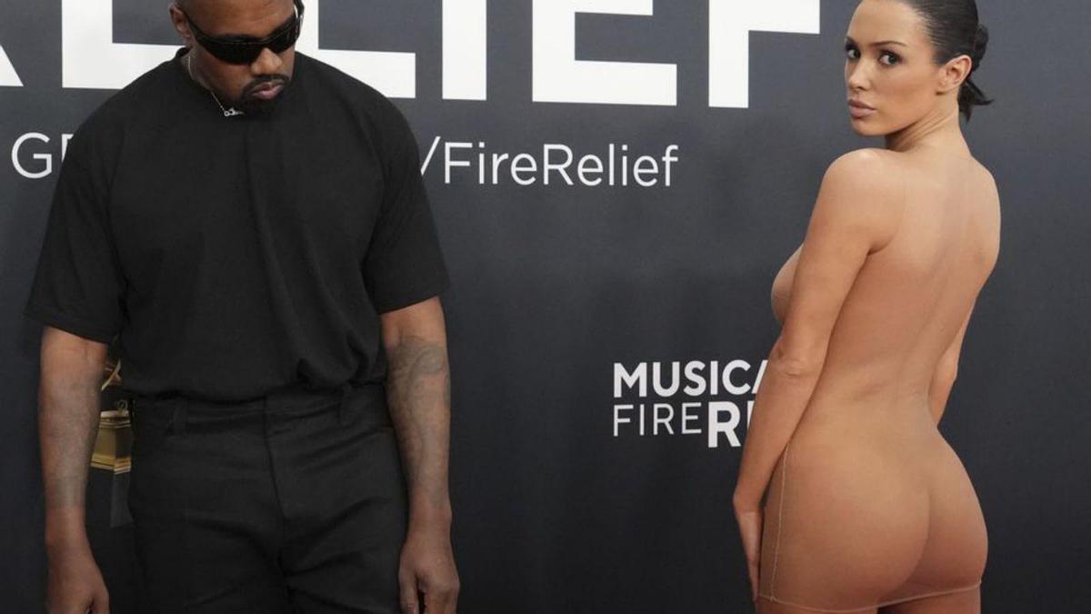 Kanye West es va passejar per l’illa amb uns pantalons llargs de cuir i la seva dona, Bianca Censori, amb un minitop de reixeta Kanye West es va passejar per l’illa amb uns pantalons llargs de cuir i la seva dona, Bianca Censori, amb un minitop de reixeta