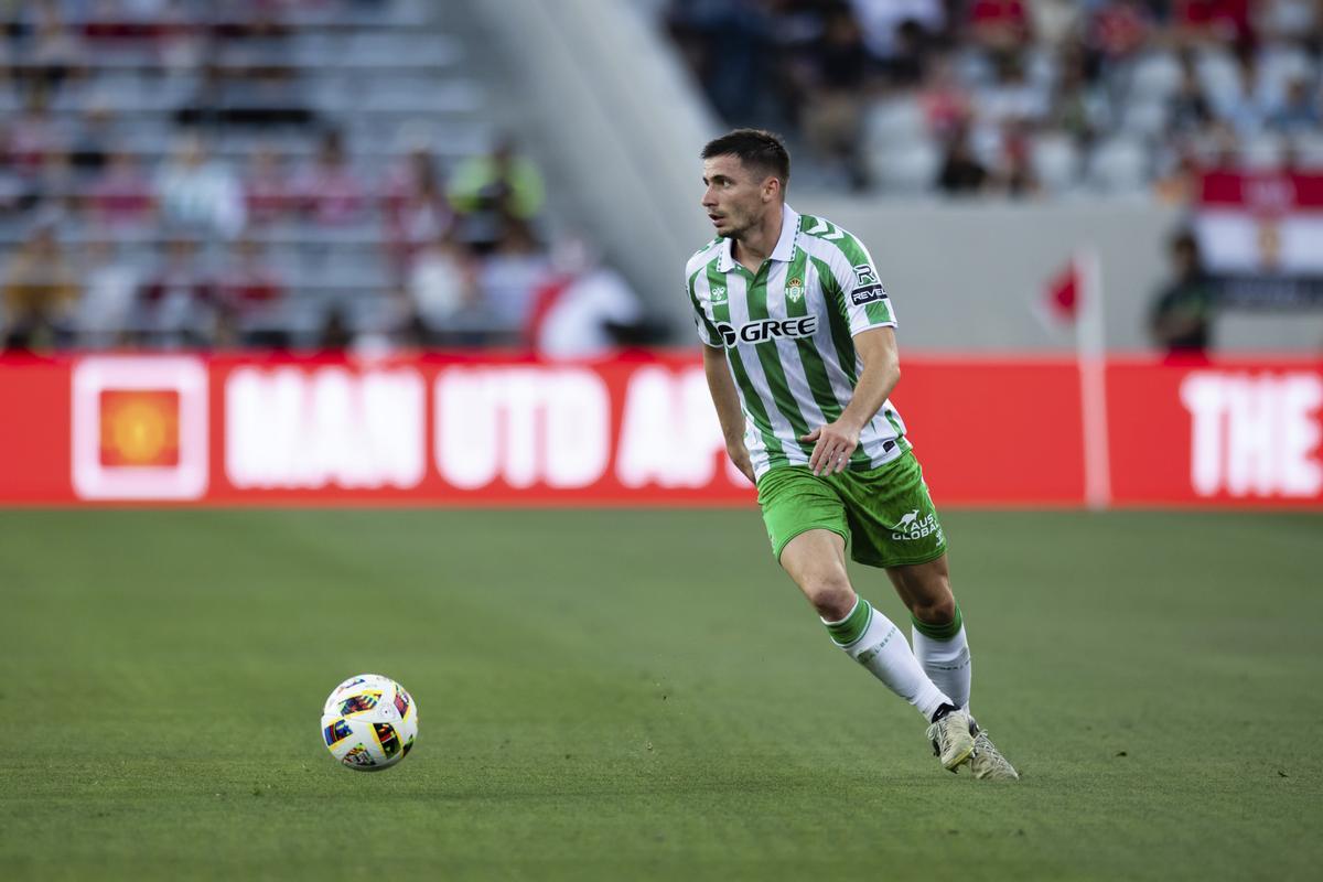 El defensa del Real Betis Romain Perraud en acción contra el Manchester United durante la primera mitad de un partido de fútbol el miércoles 31 de julio de 2024, en San Diego.