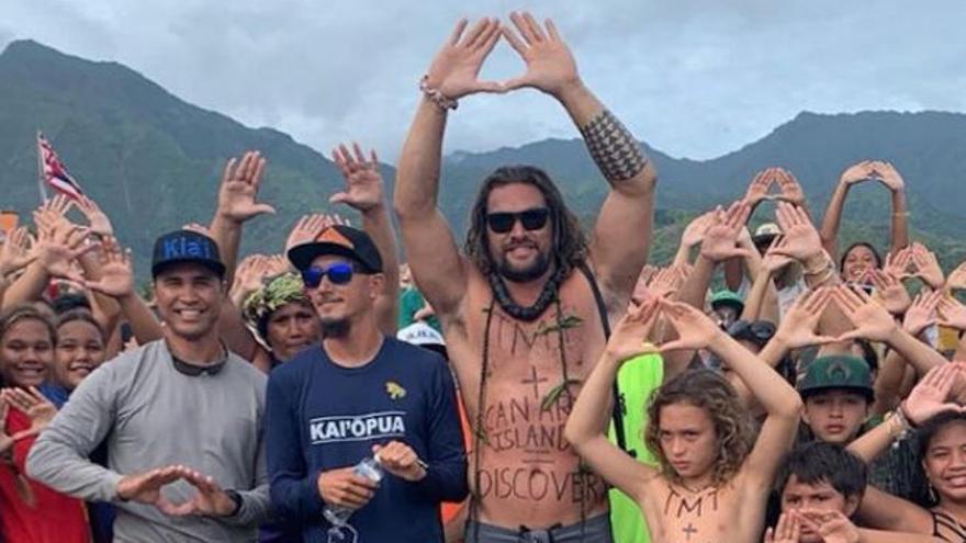 El actor Jason Momoa protesta contra el TMT en Hawái reclamando su construcción en Canarias con letras pintadas en su cuerpo.