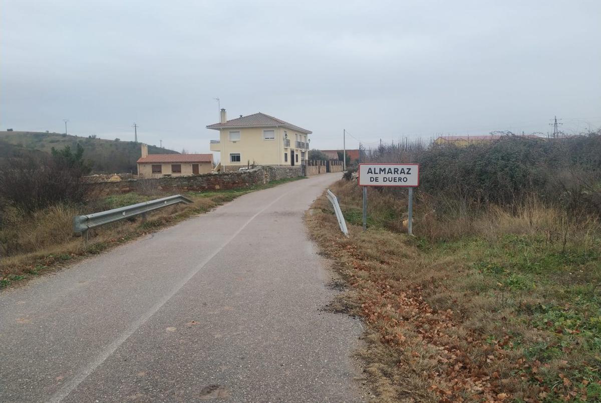 Uno de los accesos al pueblo de Almaraz de Duero. | CH. S.