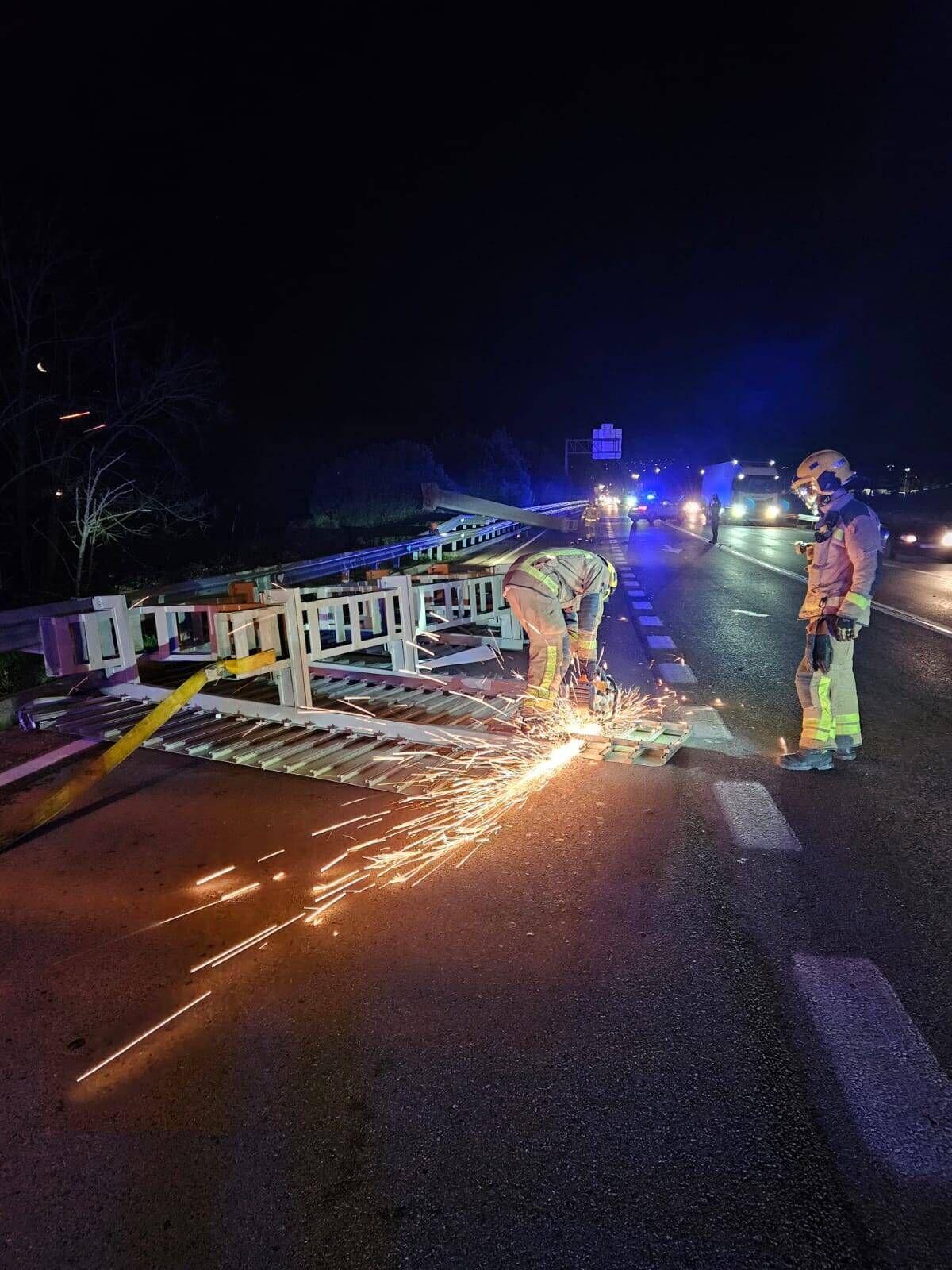 Vidreres C-63 Caiguda marquesina i cartells de la carretera pel fort vent