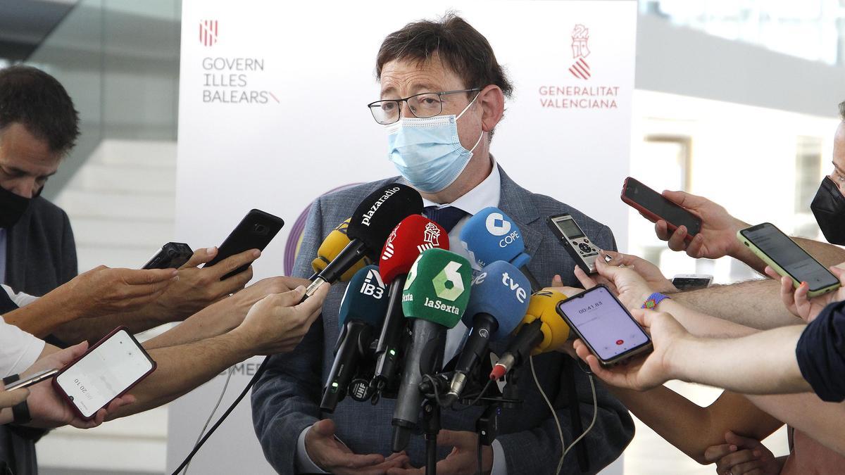 Ximo Puig, president de la Generalitat, responde a los medios a su llegada a la cumbre entre Baleares y Comunidad Valenciana.