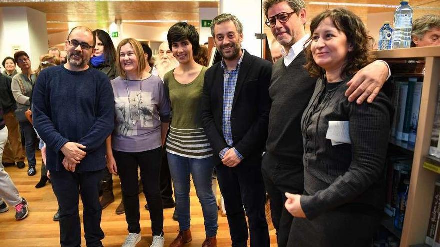 Participantes, ayer, en la inauguración de Dispositivo Migrante, con el alcalde en el centro.