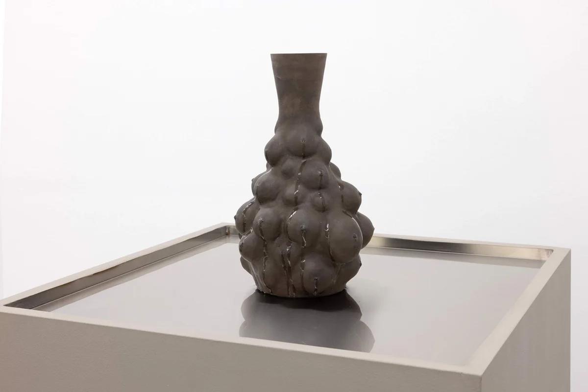 Una de las piezas de Mar Arza presentes en la galería Luis Adelantado de València.