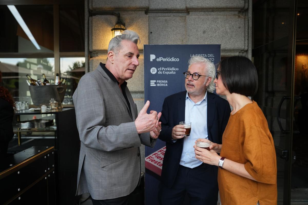 José María Sanz, conocido por su nombre artístico ‘Loquillo’; Álex Sàlmon, director del suplemento ‘abril’, e Inés Martín Rodrigo, escritora y periodista