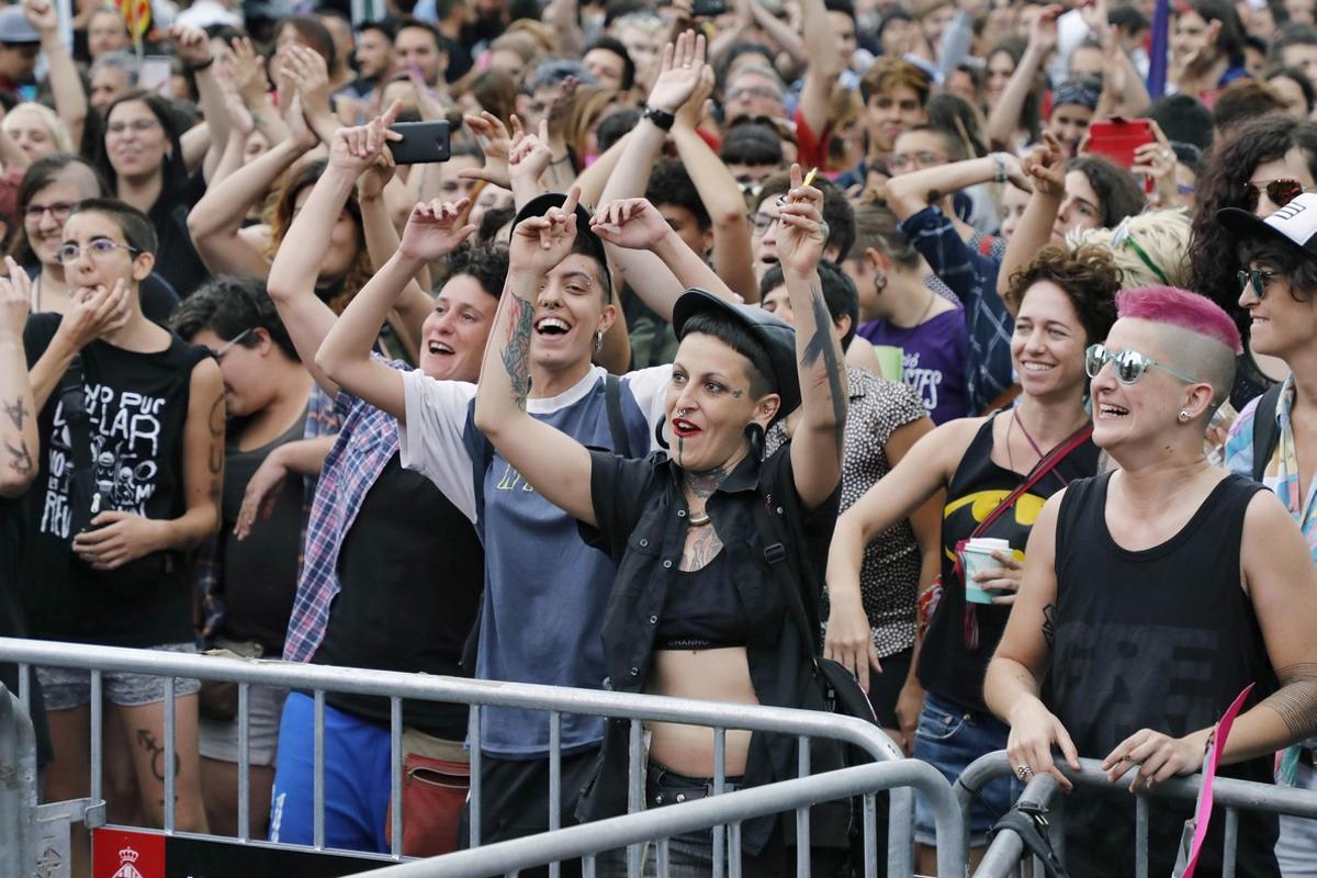 GRA188  BARCELONA  01 07 2017 - El movimiento LGBTI  agrupado en la Comision Unitaria 28j  convoco esta tarde una manifestacion en Barcelona para conmemorar la primera propuesta que se celebro hace 40 anos en Espana para reivindicar los derechos del colectivo y en el marco de los actos del Orgullo LGTBI  exigir que no se reviertan los logros conseguidos en estas cuatro decadas  EFE Andreu Dalmau