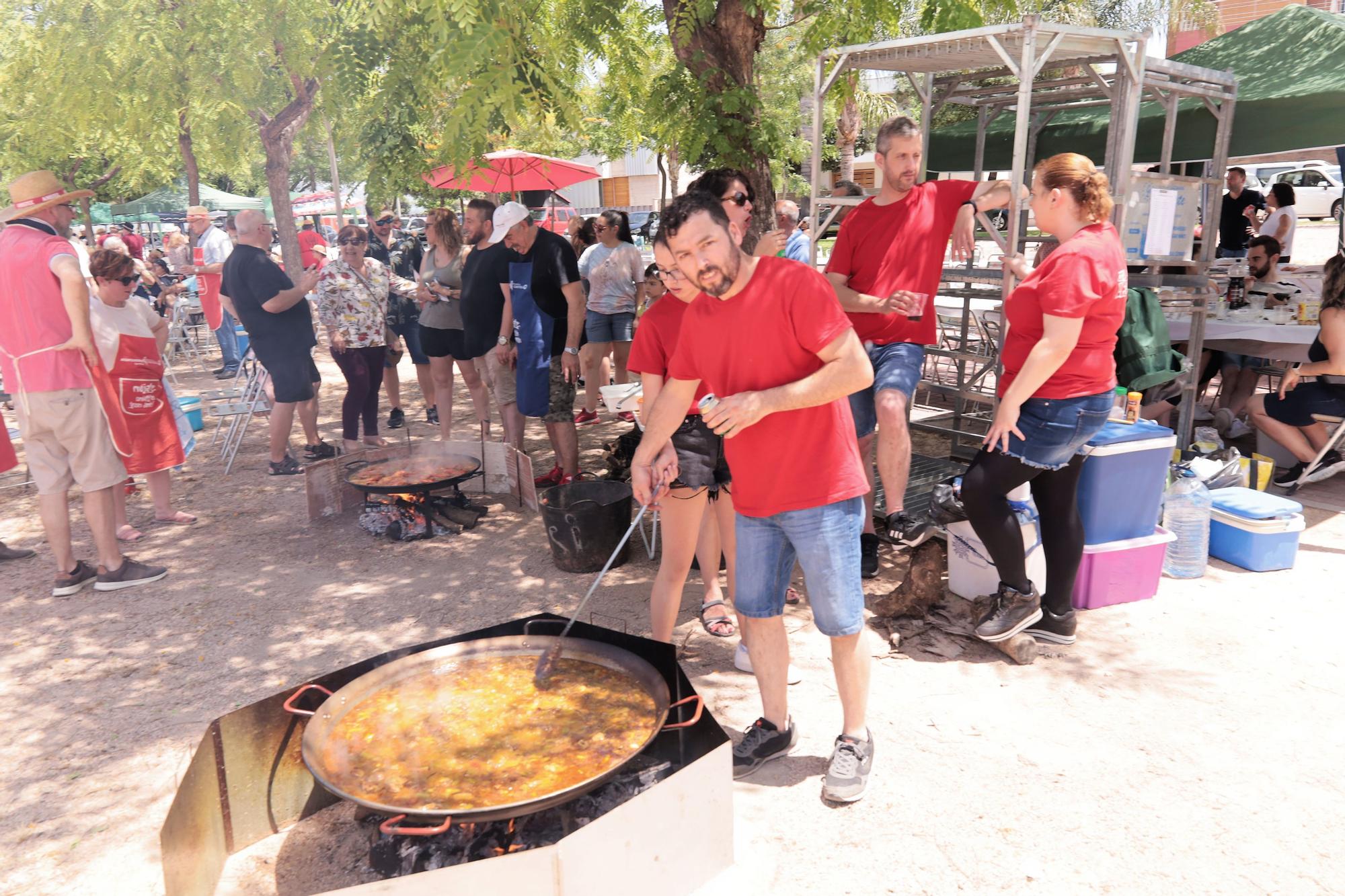 Mil trescientos castellonenses disfrutan del sol y las paellas en el Segon Molí