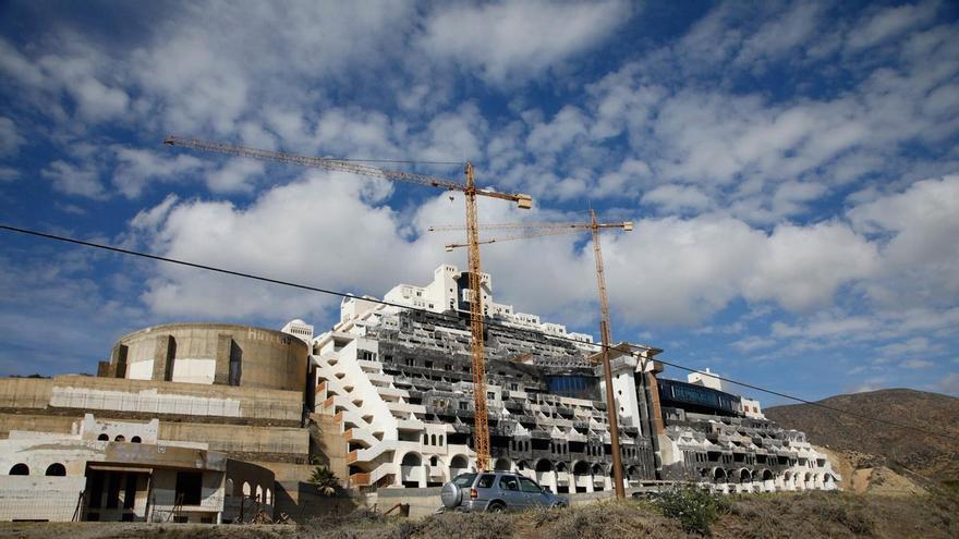 El Gobierno da un ultimátum al Ayuntamiento de Carboneras para que anule la licencia y permita el derribo del Algarrobico