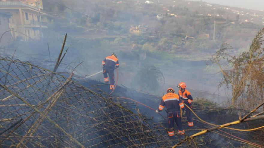 Los bomberos trabajan en la extinción del incendio en La Orotava.