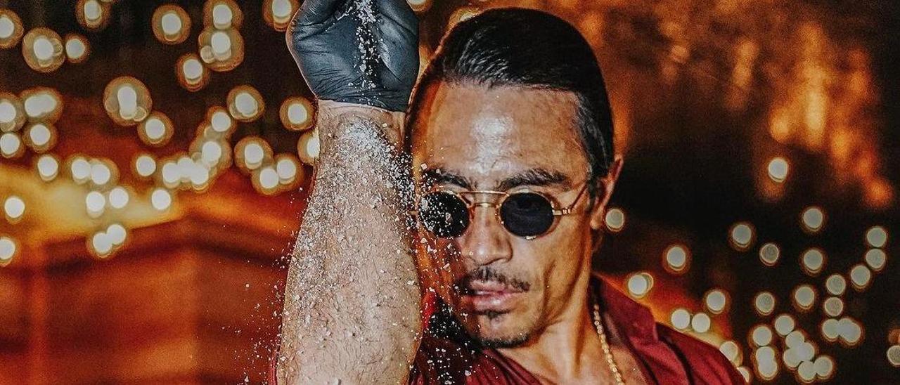 El chef Salt Bae durante uno de sus espectaculos.