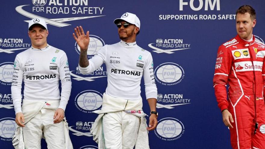 Hamilton logra la &#039;pole&#039; y Vettel garantiza batalla en Australia