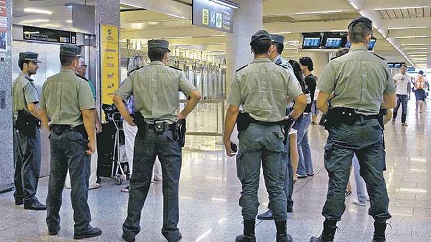 Agentes de la Guardia Civil en el aeropuerto de Son Sant Joan, en Palma, donde el lunes fue detenido un pasajero por abusos a una azafata.