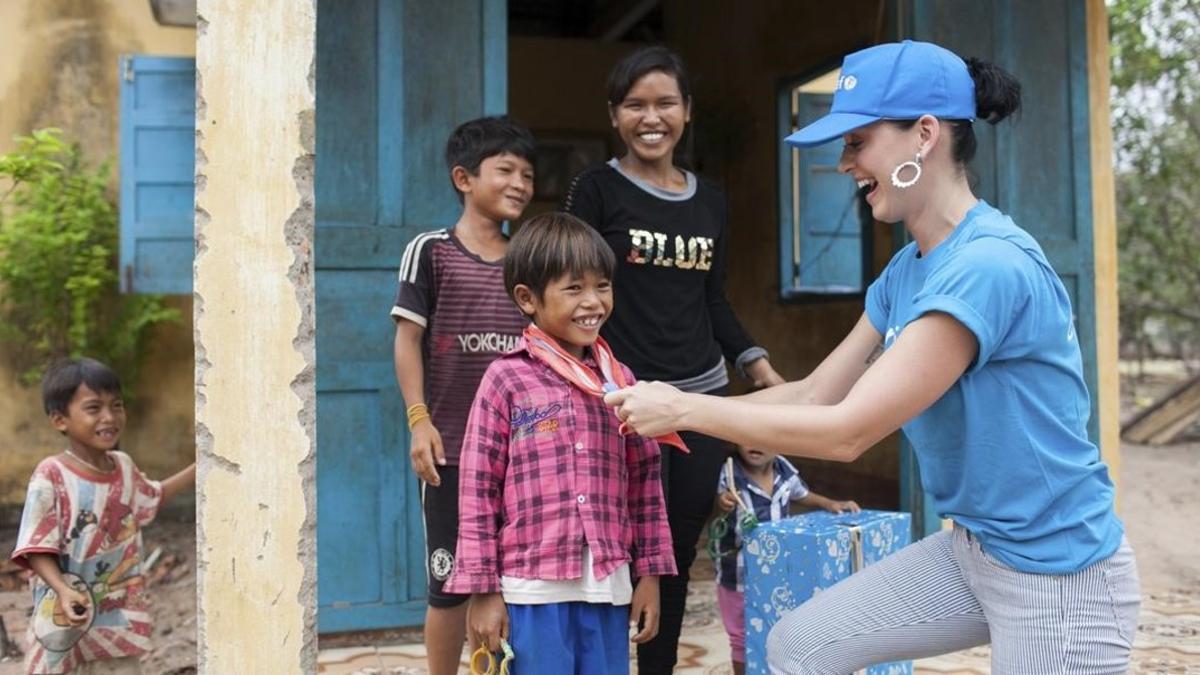 Katy Perry visita una de las zonas más pobres de Vietnam