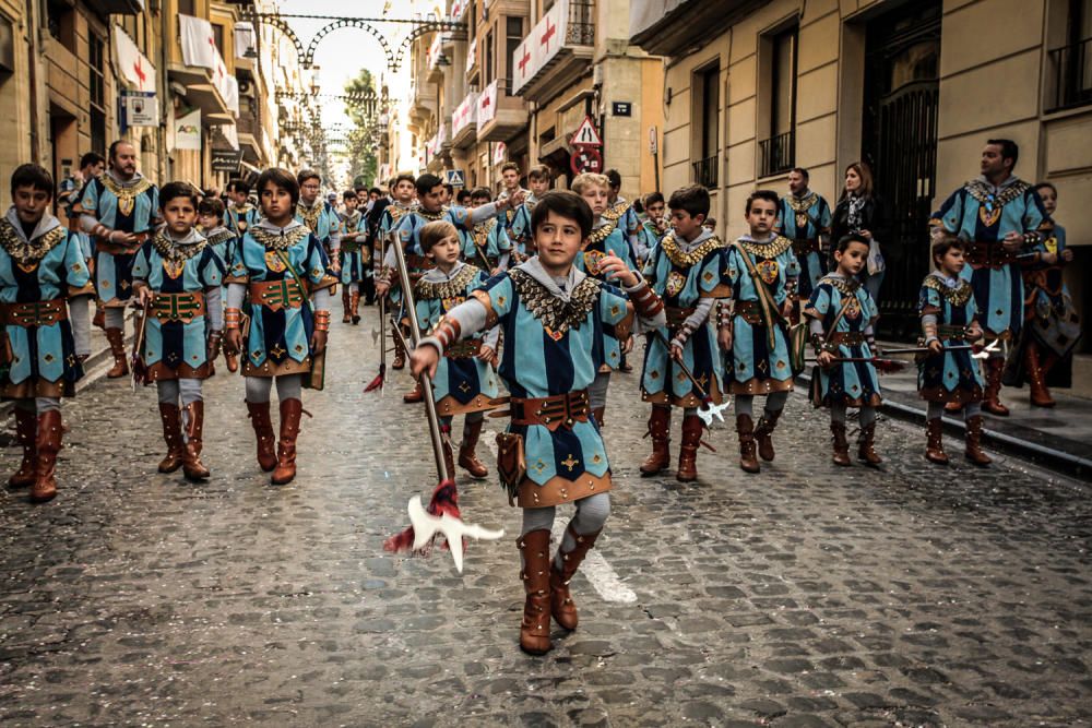 La procesión de la reliquia es uno de los actos que más agradan a los alcoyanos en el día dedicado al patrón San Jorge.