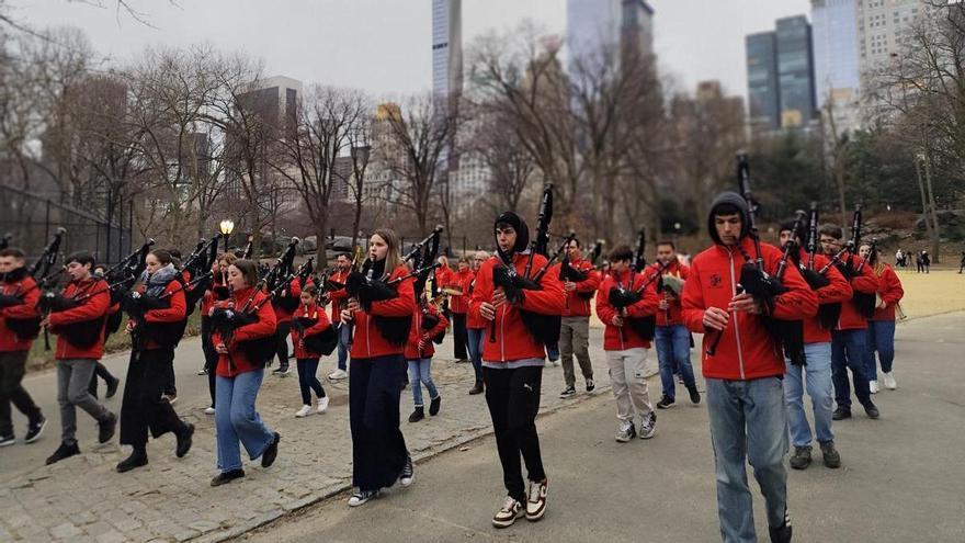 La banda de Gaites Villa de Xixón ensaya en el Central Park de Nueva York