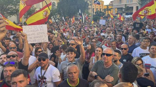 Protesta davant la seu de la Delegació del Govern a Ceuta, ahir. | REDUAN / EFE