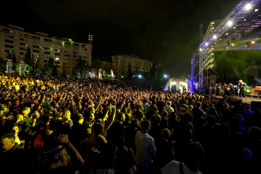El Iberia Festival arrancó anoche en el parque de L´Aigüera con miles de asistentes que no quisieron perderse a grupos como Immaculate Fols, Pistones o el esperado Loquillo.