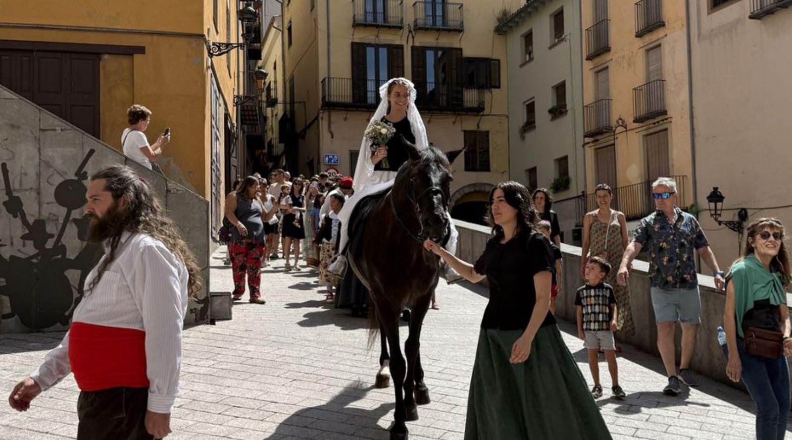 La núvia dalt del cavall, ahir a la plaça de Sant Pere de Berga  | CLARA TORRADAS