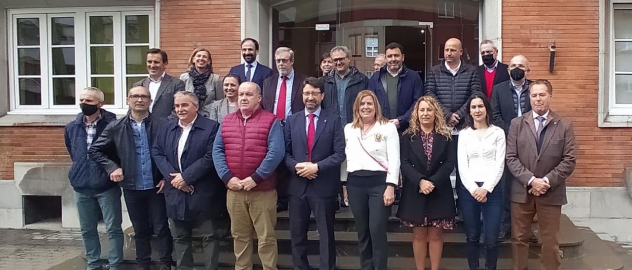 En primera fila, por la izquierda, Jaime Martínez Caliero, Damián Manzano, Aníbal Vázquez, José Ángel Álvarez, Enrique Fernández, Carmen Arbesú, Gema Álvarez, Aida Nuño y Félix Baragaño. En segunda fila, Javier Cuesta, Eva Pando, María Calvo, Antonio Crespo, Gregorio Rabanal, Constantino Suárez, Julio Luis García, Juan Carlos Iglesias, José Ángel García y José Manuel Ferreira. Y al fondo, Francisco Viesca y Álvaro Alonso. | D. M.