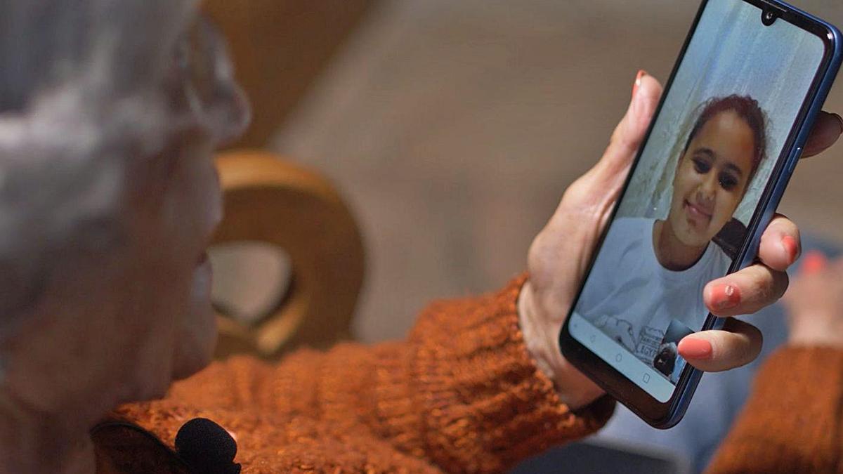 Una mujer hablando a través de una videollamada telefónica. |