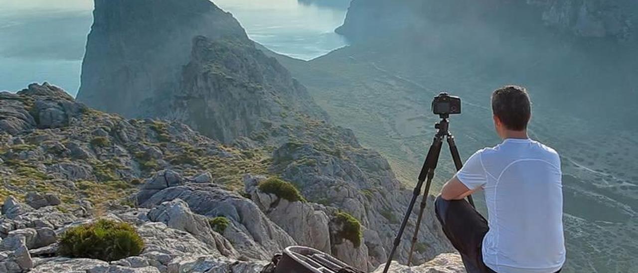 Una impactante imagen del efecto de las brumas en las montañas más elevadas de la Serra. En primer plano, el Puig de Massanella y la Serra des Teixos.