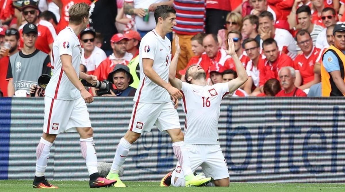 rpaniagua34450273 poland s jakub blaszczykowski  right  celebrates after scori160629194143