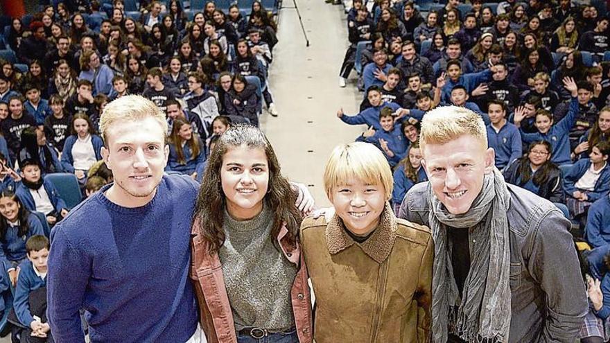 Edu Cortina, Sara Deben, Yuri y Mossa, en el colegio Nazaret, ayer.