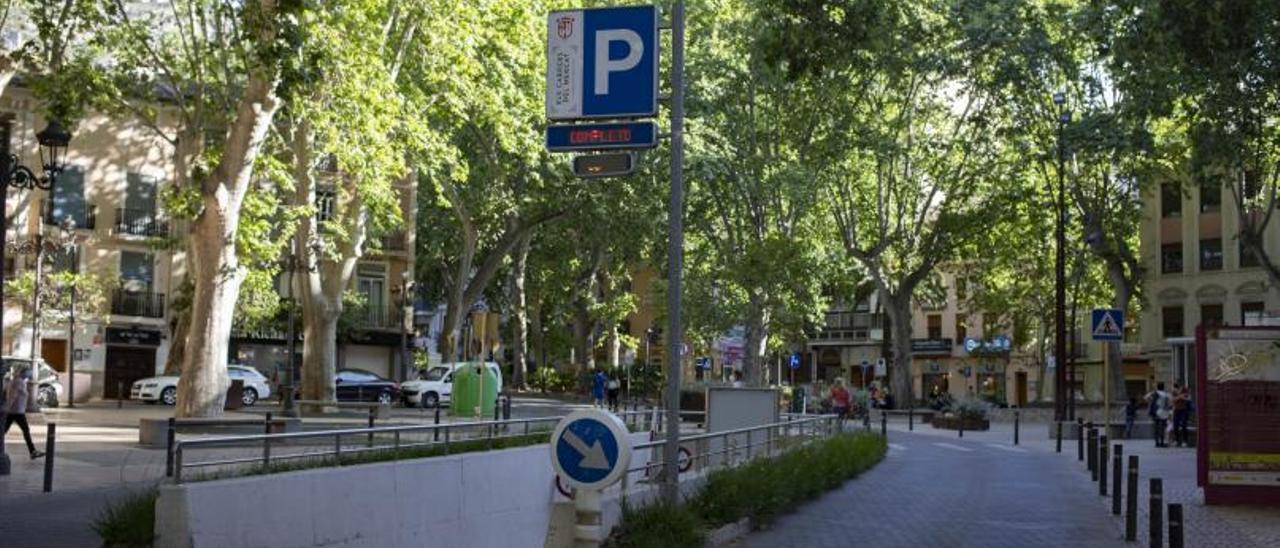 Entrada al parking subterráneo de la plaza de la Bassa de Xàtiva. | PERALES IBORRA