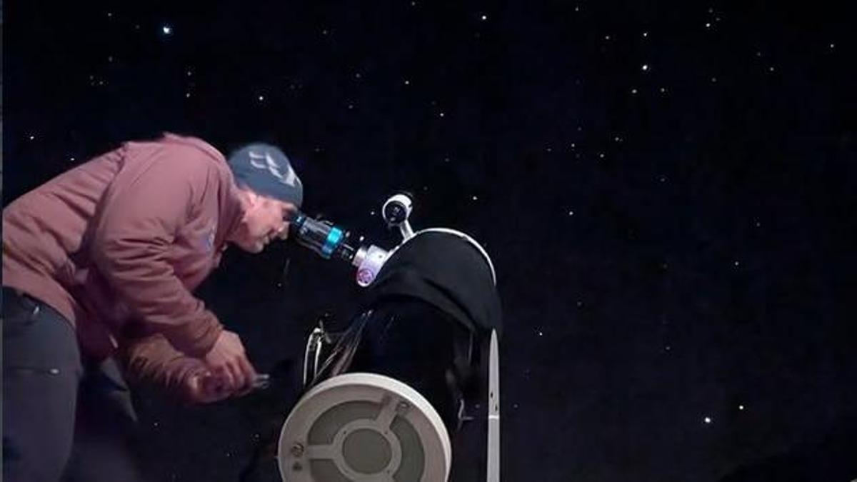 Luis Muñoz observa con su telescopio la profundidad nitida del cielo oscuro bajo las Treserols.