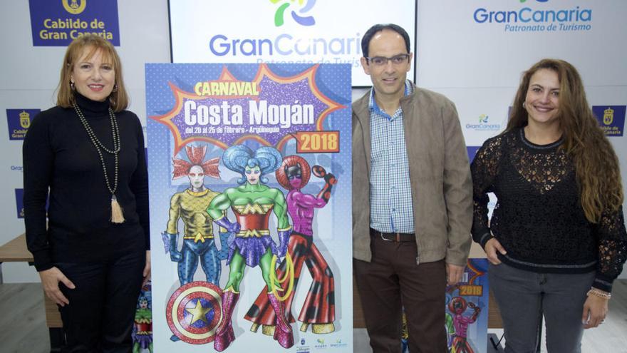 Por la izquierda, Inés Jiménez, Ernesto Hernández y Grimanesa Pérez, durante la presentación del Carnaval de Mogán.