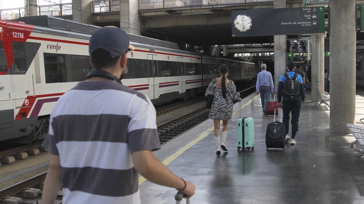 Viajeros en uno de los andenes de la estación de trenes de Córdoba.