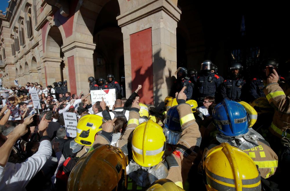 Les protestes de bombers i metges arriben al Parlament