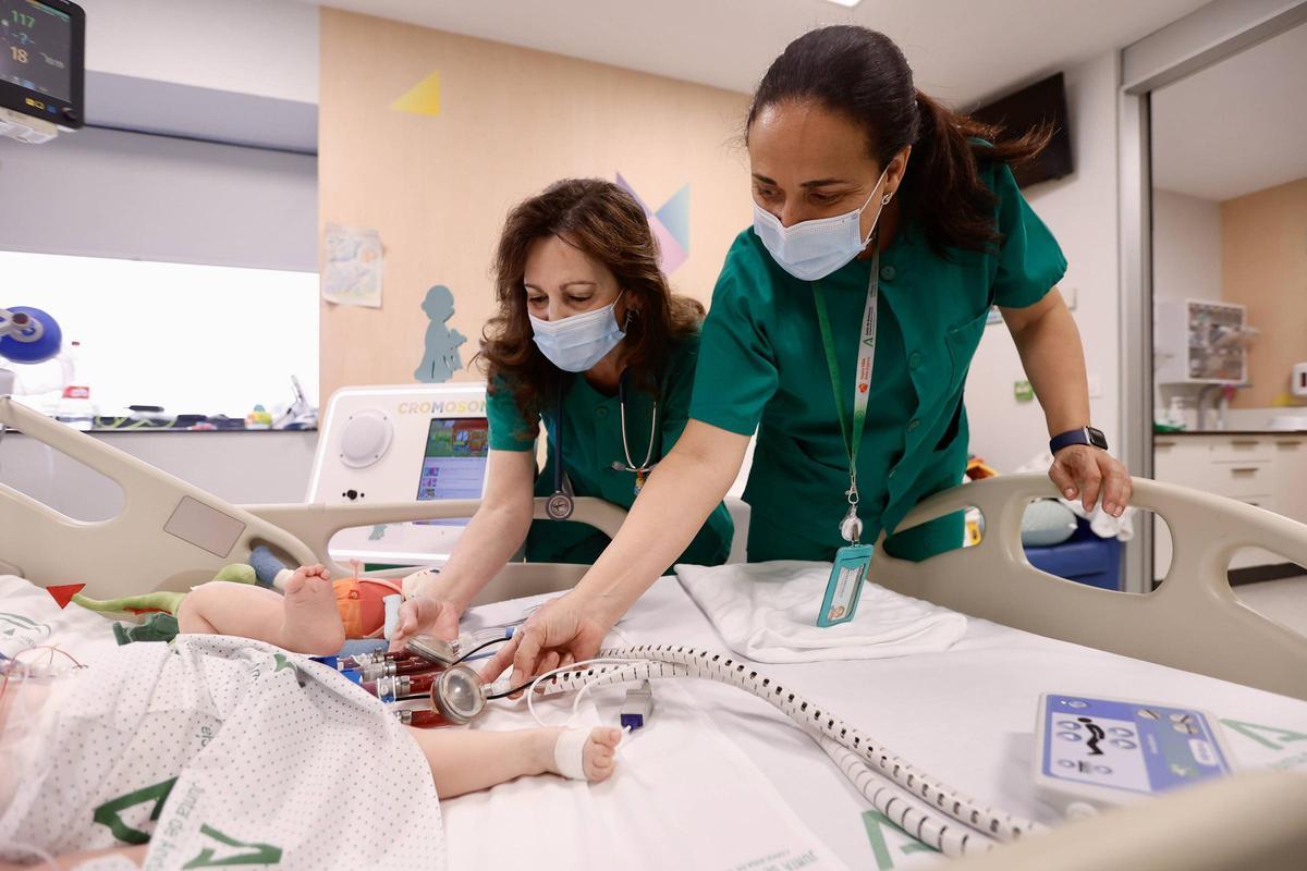 Las doctoras Susana Jaraba y Elena Gómez, en el hospital Reina Sofía con un paciente.