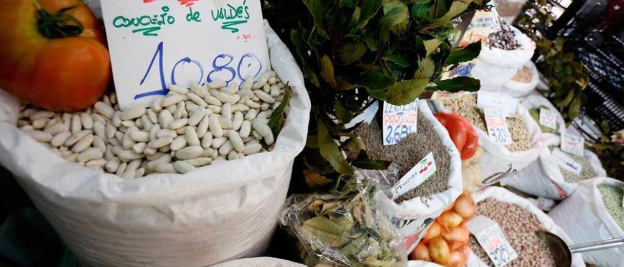 Legumbres a la venta en un comercio avilesino que persiste en la denominación &quot;faba de la granja&quot;.