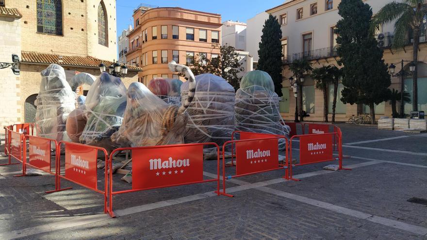 Los primeros ninots salen a la calle en Gandia