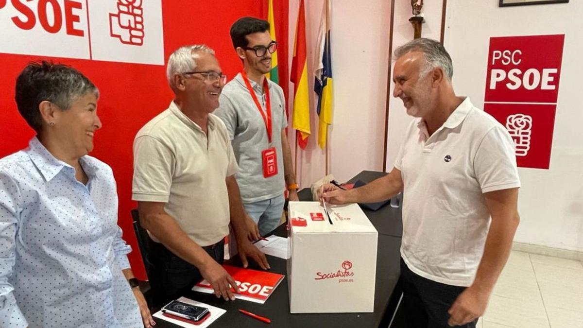 Ángel Víctor Torres en el momento de votar ayer en la sede del PSOE de Arucas