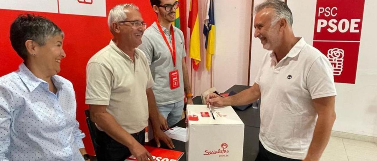 Ángel Víctor Torres en el momento de votar ayer en la sede del PSOE de Arucas