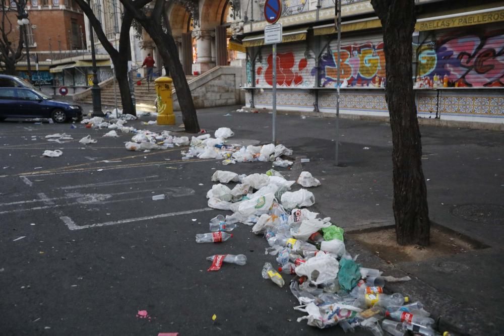 Orines y vandalismo en la Lonja tras una verbena