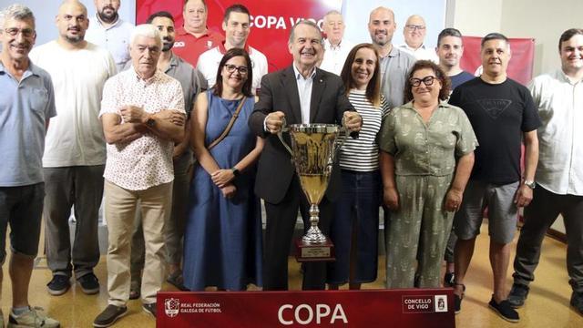 Caballero, junto a los representantes de los clubes. | FDV